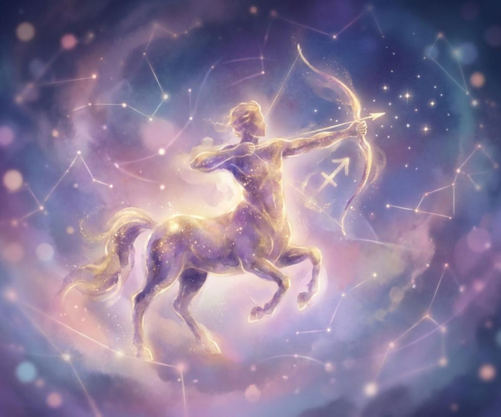 Świecący centaur ze strzałą na tle gwiazd. O horoskopie dziennym dla Strzelca przeczytasz na Eska.