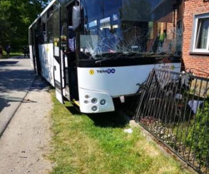 Groźny wypadek autobusu z dziećmi! Kierowca wjechał w ogrodzenie. Śmigłowiec LPR w akcji