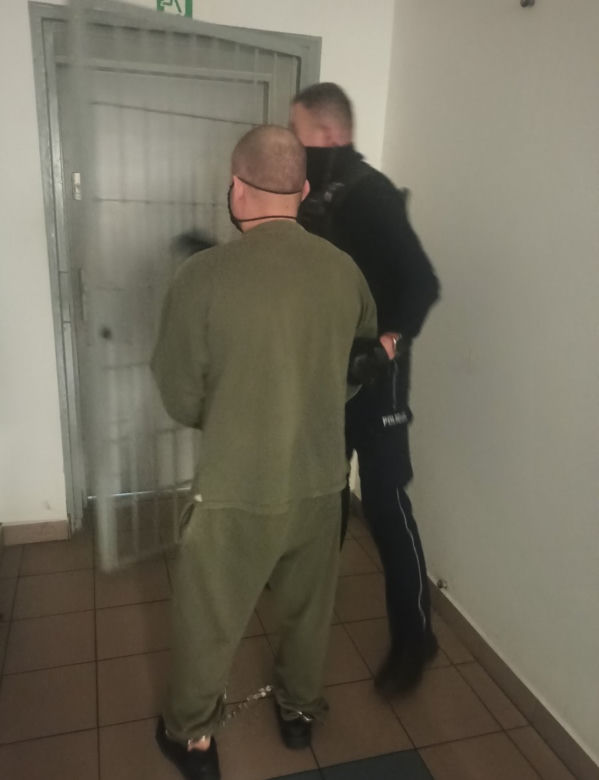 Chrzanów. Na widok radiowozu zaczął uciekać! To nożownik, który w Wigilię ugodził 45-latka [ZDJĘCIA]