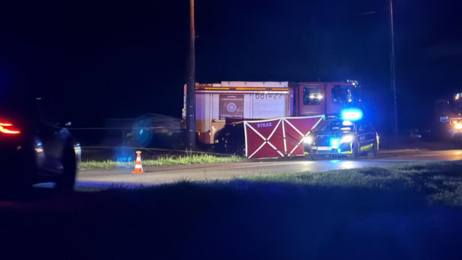 Kierowca uderzył w barierki, barierka przebiła auto i zabiła pasażera, kierowca uciekł pieszo