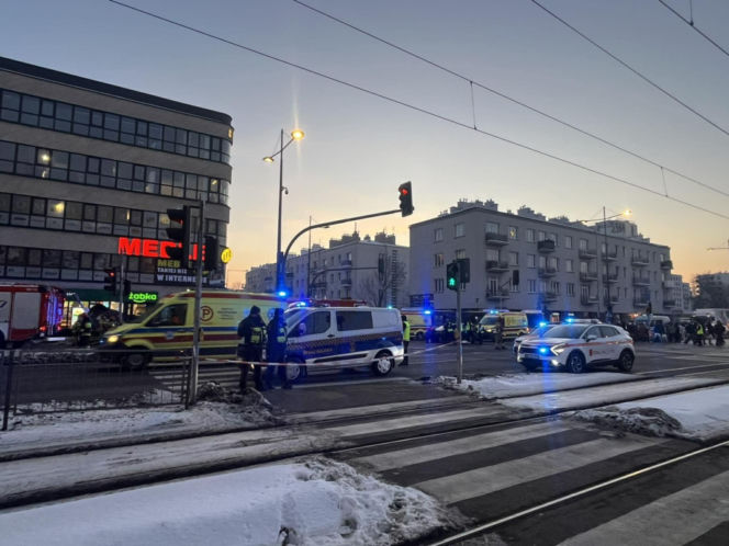 Śmigłowiec ratunkowy na placu Szembeka! Zderzenie samochodów, jeden z nich uderzył w kobietę i dziecko