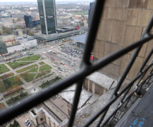 Tajwańczyk na gzymsie Pałacu Kultury. Jak on to zrobił?!