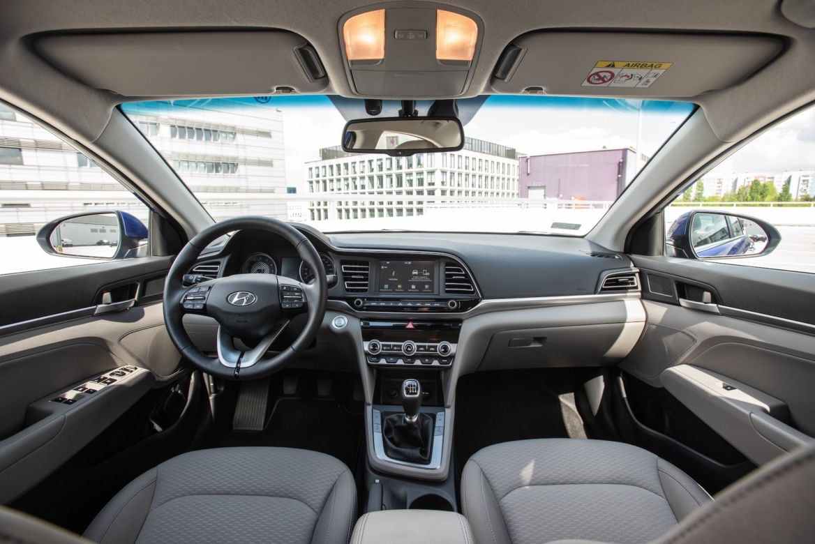 Toyota Corolla Sedan 1.8 Hybrid 122 KM e-CVT vs Hyundai Elantra Style 1.6 MPI 6MT