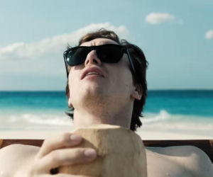 Kadry z teledysku Chciałem być kimś i filmu Król dopalaczy