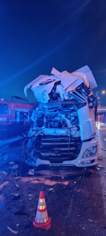 Katastrofa autokaru w Warszawie, jest wielu poszkodowanych. Na oczach ratowników doszło do kolejnej tragedii