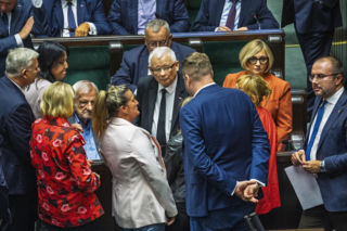 Nocne wpisy polityków PiS. Mowa o grzechu i pękającym sercu. Ultimatum od Kaczyńskiego minęło o północy 