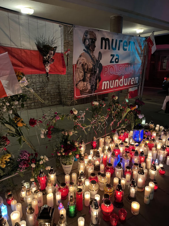 Mieszkańcy Warszawy oddają cześć polskiemu żołnierzowi, który zmarł po ataku na granicy z Białorusią 