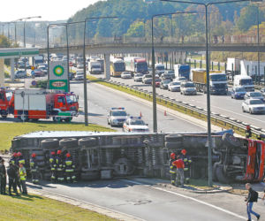 15 ton śmieci zasypało Trasę AK