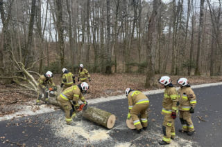 Zerwane dachy, powalone drzewa i prawie 11 tysięcy odbiorców bez prądu!