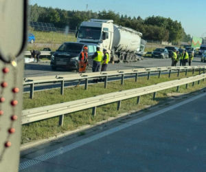 Tragiczny wypadek na S8. Zatrzymali się, by zmienić koło. Uderzyła w nich ciężarówka