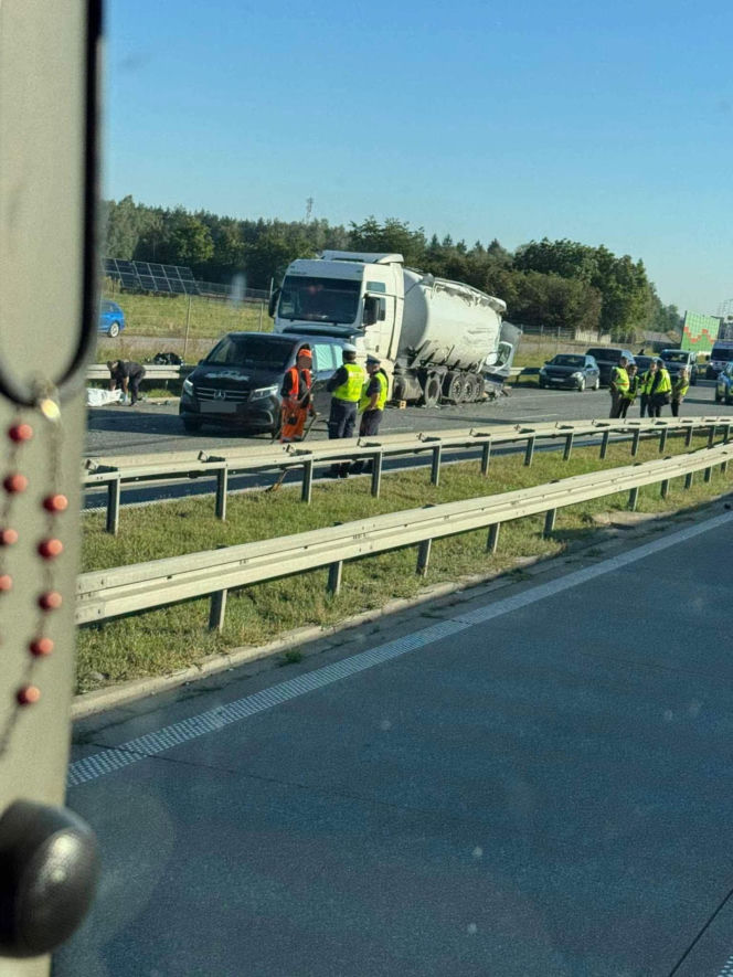 Tragiczny wypadek na S8. Zatrzymali się, by zmienić koło. Uderzyła w nich ciężarówka