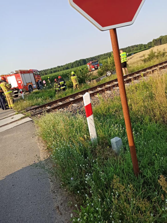 Grucele. Nie miała szans, by uciec przed pociągiem! Zignorowała znak "stop" i doszło do nieszczęścia [ZDJĘCIA]
