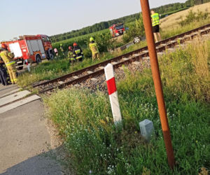Grucele. Nie miała szans, by uciec przed pociągiem! Zignorowała znak stop i doszło do nieszczęścia [ZDJĘCIA]