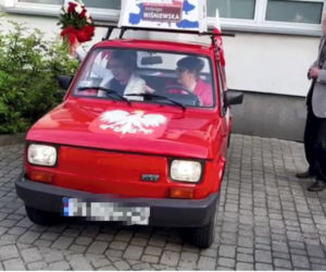 Jadwiga Wiśniewska w maluchu