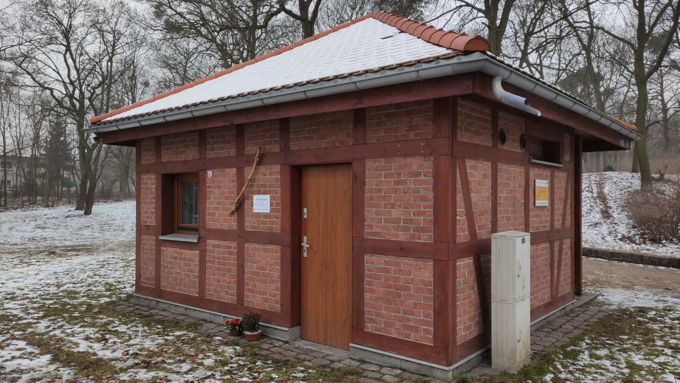 Prześmiewcza tablica pamiątkowa na miejskim szalecie. Ktoś robi sobie żarty z Jarosława Kaczyńskiego i prezydenta Zaleskiego