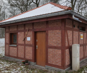 Prześmiewcza tablica pamiątkowa na miejskim szalecie. Ktoś robi sobie żarty z Jarosława Kaczyńskiego i prezydenta Zaleskiego