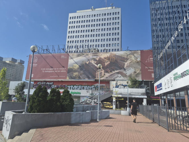 Jedną ręką podawał kwiaty, drugą zadźgał ukochaną. Daria zginęła na schodach szkoły