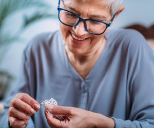 Proste hobby na zimowe wieczory. Jak rękodzieło może poprawić pamięć i nastrój?