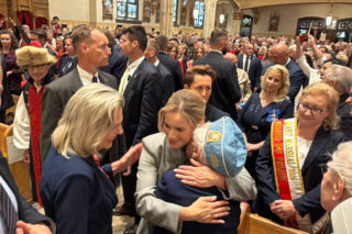 Wzruszające sceny na Greenpoincie. Marta Nawrocka wpadła w objęcia Sybiraczki, prezydent uściskał gwiazdę telewizji