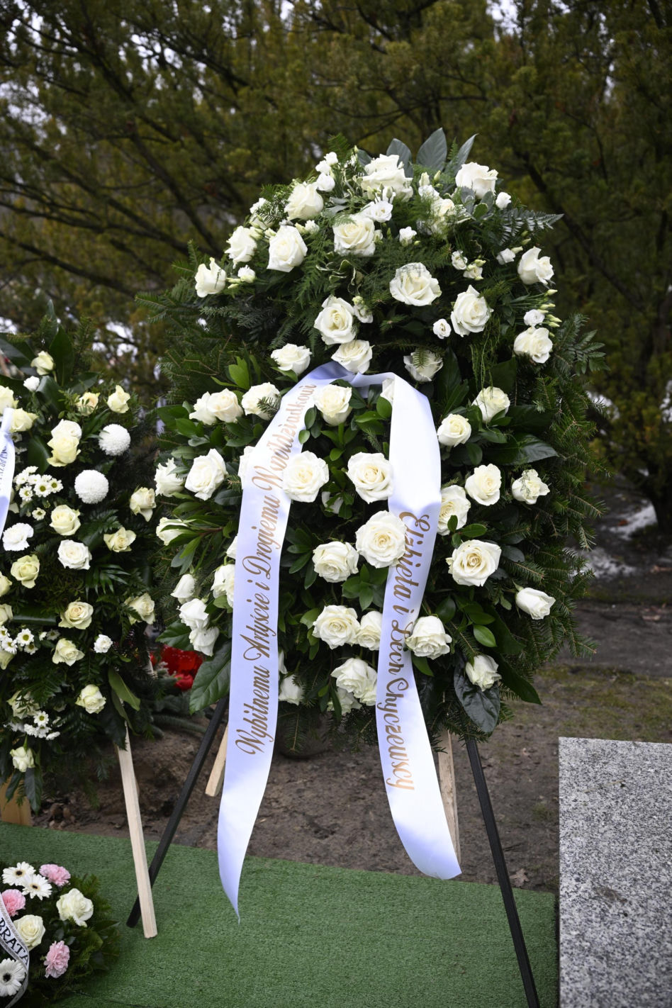 Wieńce na pogrzebie Edwarda Linde-Lubaszenki. Żałobnicy pożegnali artystę pięknymi kwiatami