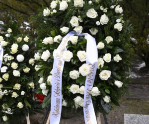 Wieńce na pogrzebie Edwarda Linde-Lubaszenki. Żałobnicy pożegnali artystę pięknymi kwiatami