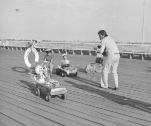 Plażowa moda sprzed lat. Tak wypoczywały nad morzem poprzednie pokolenia [ZDJĘCIA ARCHIWALNE]
