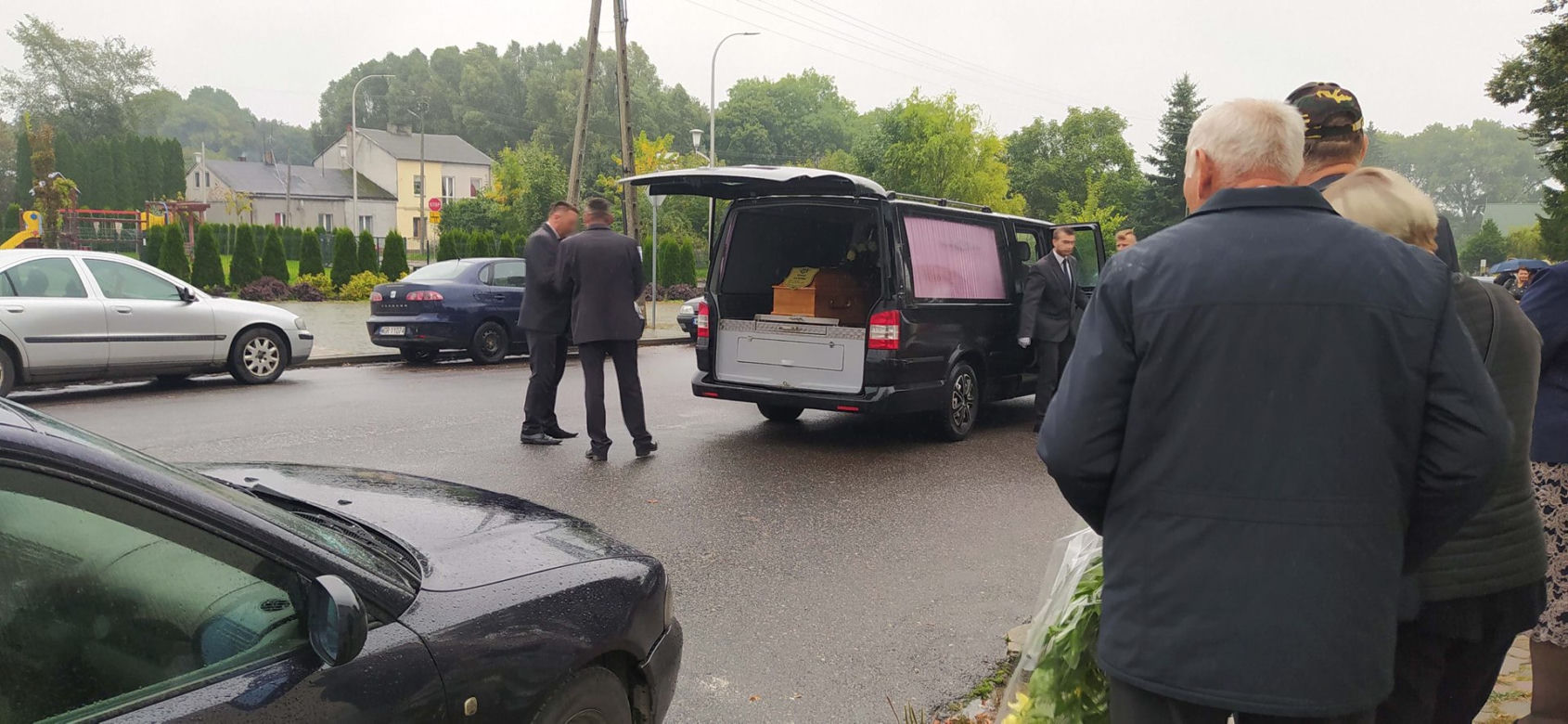 Marek konał w samotności na polu. To była straszna śmierć. Osierocił córeczkę