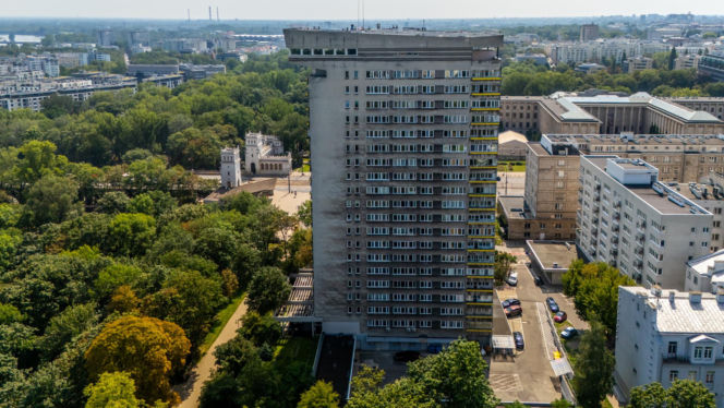 Młotek przy ul. Smolnej 8 w Warszawie