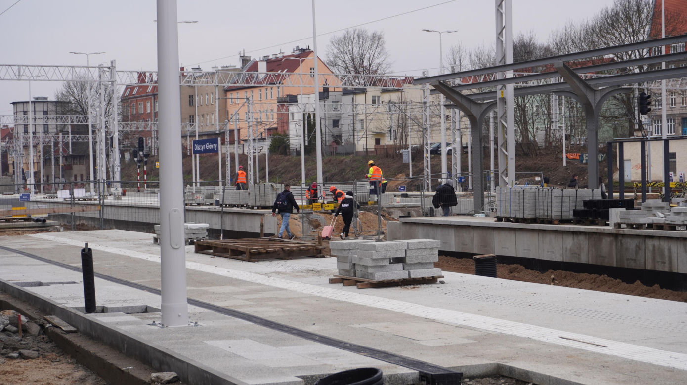 Dworzec Olsztyn Główny coraz bliżej. Postępują prace przy budynku oraz na peronach