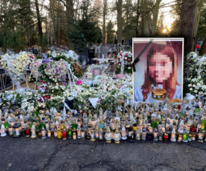 Pluszaki i morze kwiatów na grobie Danusi. Rodzina, bliscy i koledzy ze szkoły pożegnali zamordowaną 11-latkę