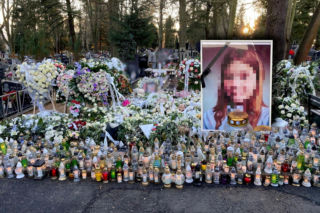 Pluszaki i morze kwiatów na grobie Danusi. Rodzina, bliscy i koledzy ze szkoły pożegnali zamordowaną 11-latkę
