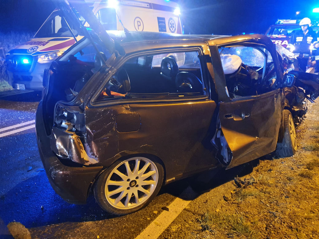 Trzy osoby ranne po czołowym zderzeniu osobówek. 21-latek stracił panowanie nad seatem