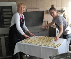 Pielęgniarki rozdały uchodźcom z Ukrainy 2910 własnoręcznie ulepionych pierogów [GALERIA]
