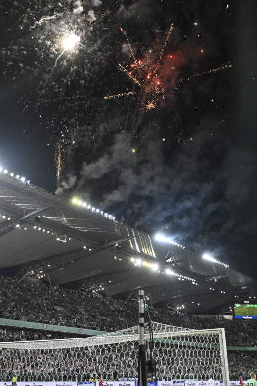 Kibice nie zawiedli podczas meczu Legia - Widzew. Efektowne zdjęcia z trybun