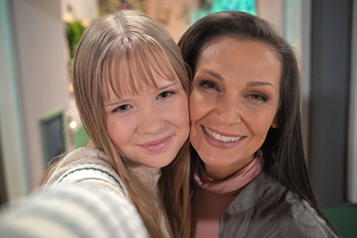 Pierwsza miłość. Izabela Nowaczyk (Olga Bończyk), Julka (Dąbrówka Kruk)