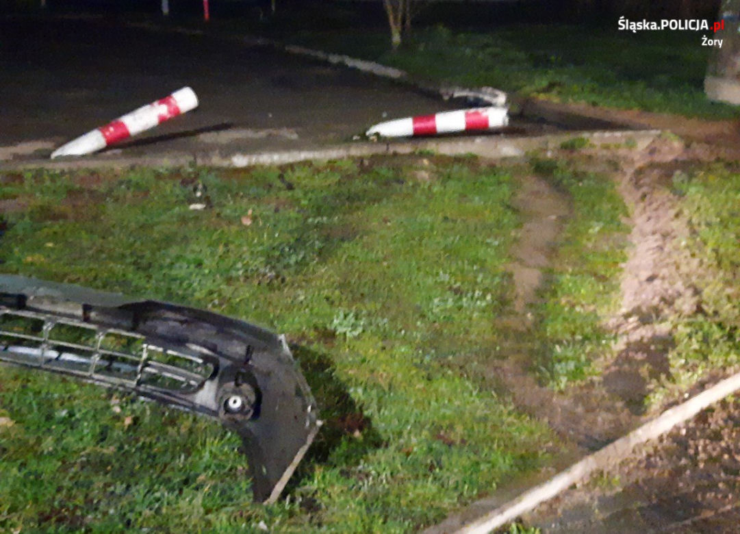 Rozbił auto, a potem rzucił się na swoją partnerkę i uciekł 
