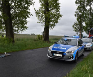 Kozłowo: Mercedes UDERZYŁ w drzewo! NIE ŻYJE 28-latek, który WYPADŁ z pojazdu!