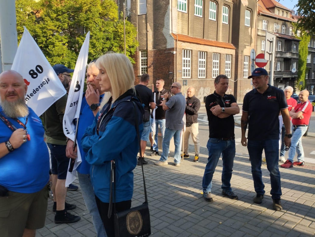 Paraliż w Katowicach. Rozpoczął się protest górników i hutników. "Stal się hartuje, a rząd ją rujnuje"