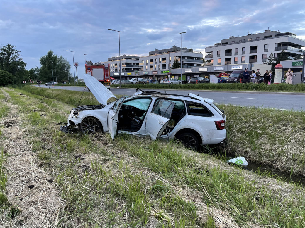 Auto kilka razy koziołkowało. Za kierownicą pijany ojciec. Pasażerką była jego maleńka córeczka