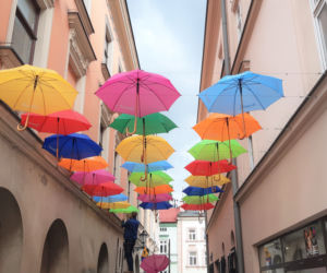 Kolorowe parasole znów wiszą na ulicy Piekarskiej