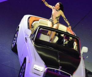 Piosenkarka Jessie J i Rolls-Royce Phantom Series II Drophead Coupe