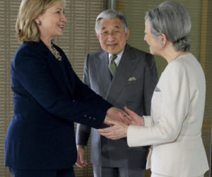 Hillary Clinton całowała cesarzową Japonii