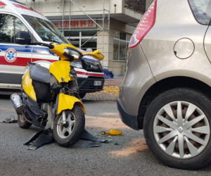 Skuterzysta rozbił głową renault