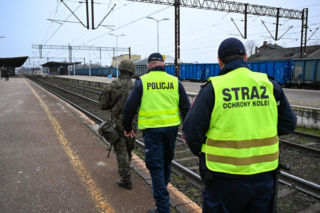 Wojsko patroluje dworzec w Koszalinie