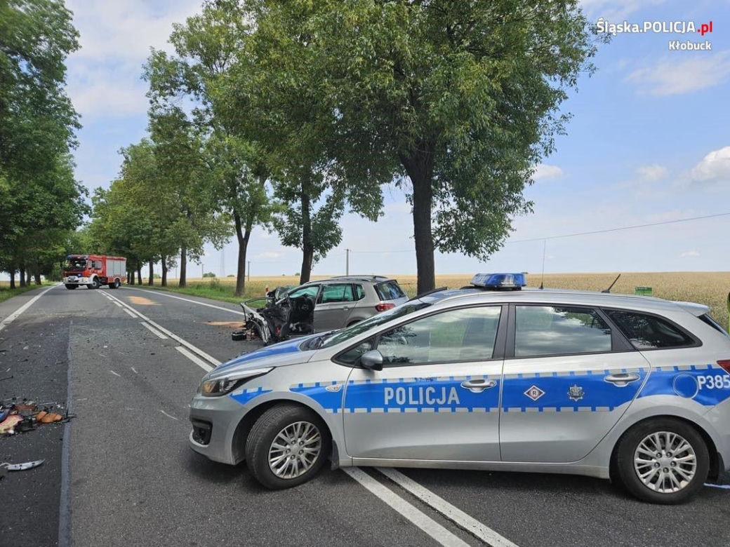 Tragedia pod Częstochową. Kierowca zginął po czołowym zderzeniu z lawetą