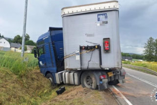 Świętokrzyskie. Ciężarówka w rowie, kierowca był nietrzeźwy