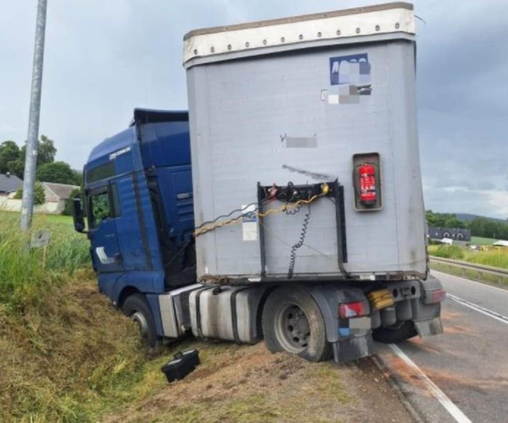 Świętokrzyskie. Ciężarówka w rowie, kierowca był nietrzeźwy