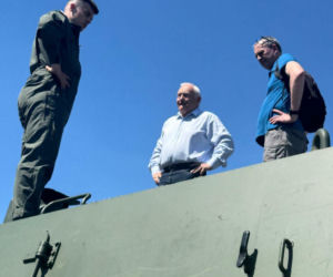Leszek Miller wszedł na czołg i zrobił furorę na Warszawskich Targach Obronnych