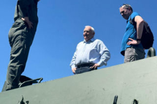 Leszek Miller wszedł na czołg i zrobił furorę na Warszawskich Targach Obronnych