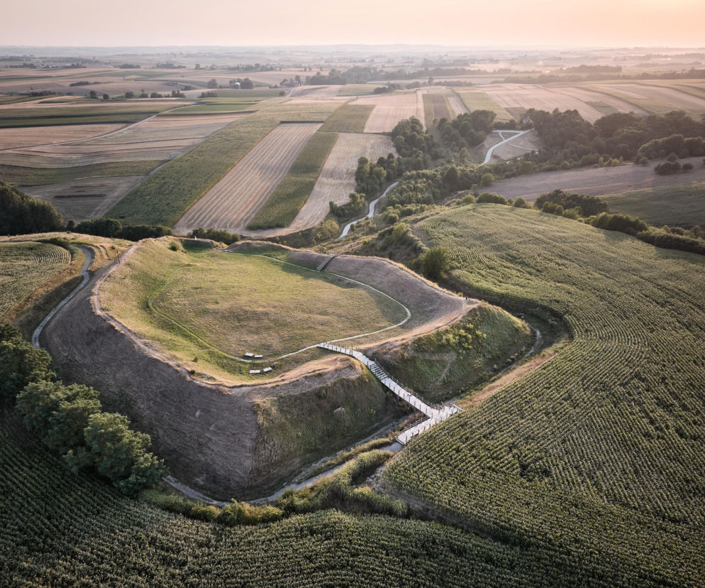 Widok z góry na grodzisko w Stradowie otoczone polami. O nagrodzie dla tej przestrzeni przeczytasz w serwisie Architektura.